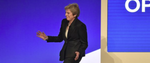 Mai dire May: Theresa balla sulla musica degli Abba (video)