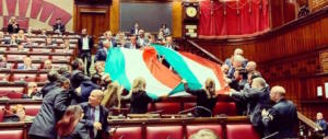 Maxitricolore sui banchi di Montecitorio. Fratelli d’Italia dà la sveglia sul 4 novembre (foto gallery)