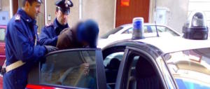Rompe il naso a lui, scippa lei: niente carcere per il pregiudicato marocchino