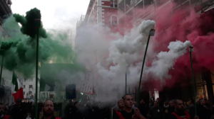 Fumogeni tricolore hanno aperto il corteo di CP per le strade di Trieste