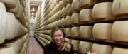 «Parmigiano portami via»: la Meloni scherza e gli antifascisti impazziscono di rabbia