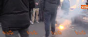 I cortei del “No Salvini day”: bandiere bruciate, uova contro la polizia (i video)