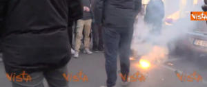 I cortei del “No Salvini day”: bandiere bruciate, uova contro la polizia (i video)