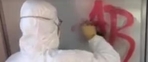 Roma, writer (con droga) imbratta i muri e scaglia lo spray contro i carabinieri