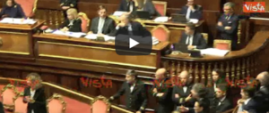 Il Senato approva il Dl Genova: è bagarre. E Toninelli esulta col pugno chiuso (video)