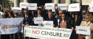 Flash mob dei giornalisti: «Rispetto». Ma Di Battista e Di Maio rilanciano: «Patetici»
