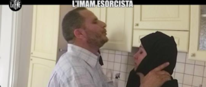 Abusi tra le islamiche in Italia: imam esorcista palpeggia le “indemoniate” (video)