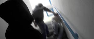Lo legano, gli fanno clisteri lassativi, l’umiliano: bulli alla sbarra per violenza sessuale