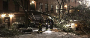 Tempesta di neve negli Usa, New York in tilt: decine di morti (video)