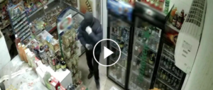Armata di strofinaccio mette in fuga il rapinatore con la pistola (video)