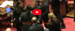 Senato, battibecco e rissa sfiorata tra Licia Ronzulli e Barbara Lezzi (video)