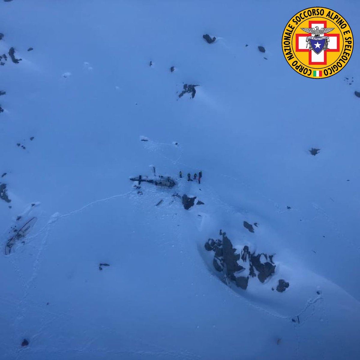 Il Soccorso Nazionale Alpino sul luogo del disastro, fra la neve la carcassa dell'elicottero