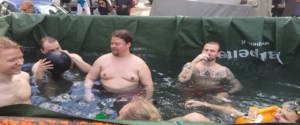 Le piscine nei container allestite dagli studenti universitari durante il Vappu Day in Finlandia