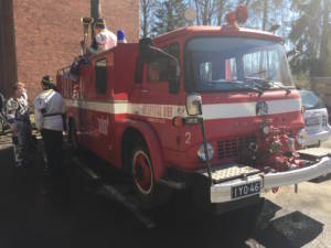 Un mezzo dei pompieri vintage allestito dagli studenti durante il Vappu Day in Finlandia