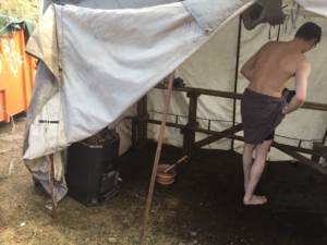 Una sauna campale durante il Vappu Day