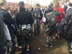 Gli studenti universitari con le tradizionali tute colorate durante il Vappu Day