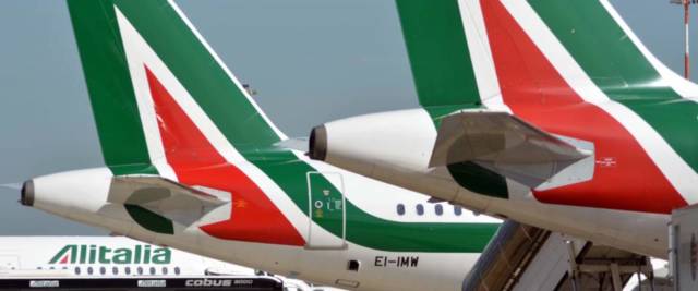 Aerei Alitalia fermi all'aeroporto di Fiumicino per uno sciopero del personale viaggiante
