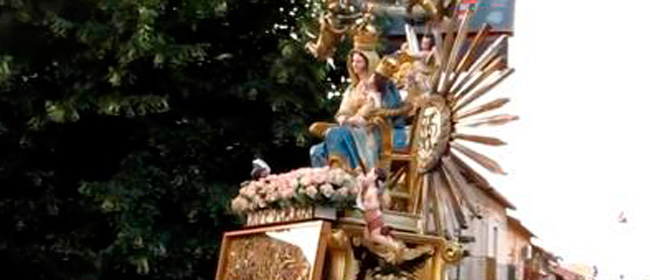 Sospese dal vescovo tutte le processioni nella diocesi calabrese dopo l’inchino alla casa del boss Sospese dal vescovo tutte le processioni nella diocesi calabrese dopo l’inchino alla casa del boss