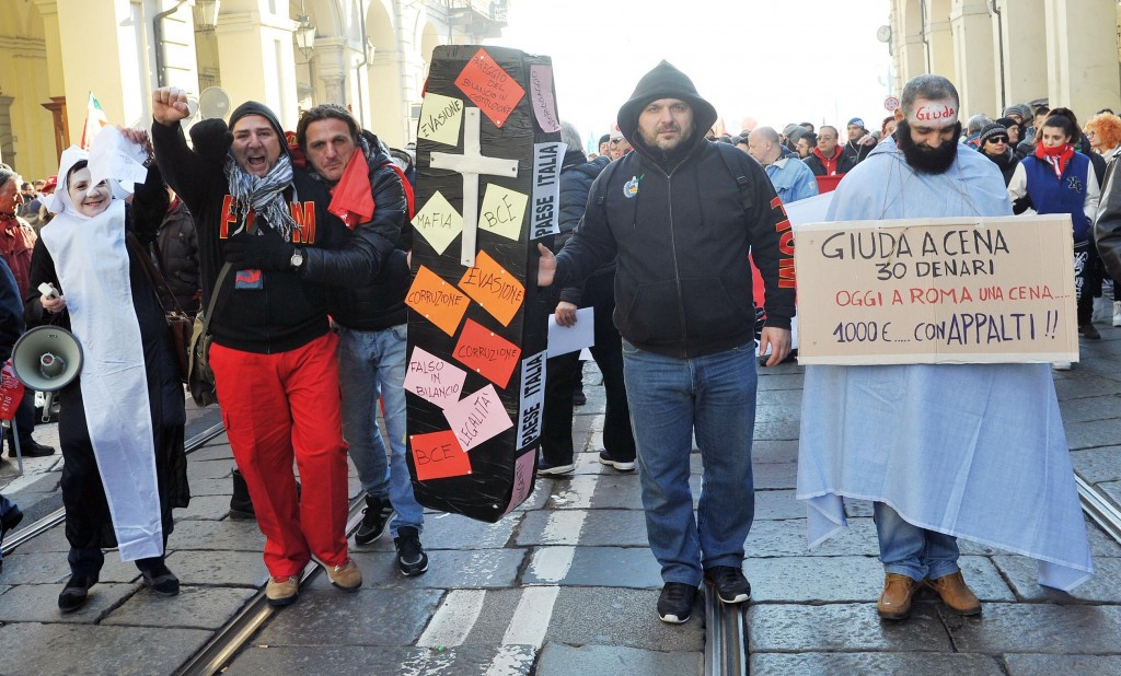 In piazza la sinistra-trash tra bare, “mostri” e rinoceronti (gallery)