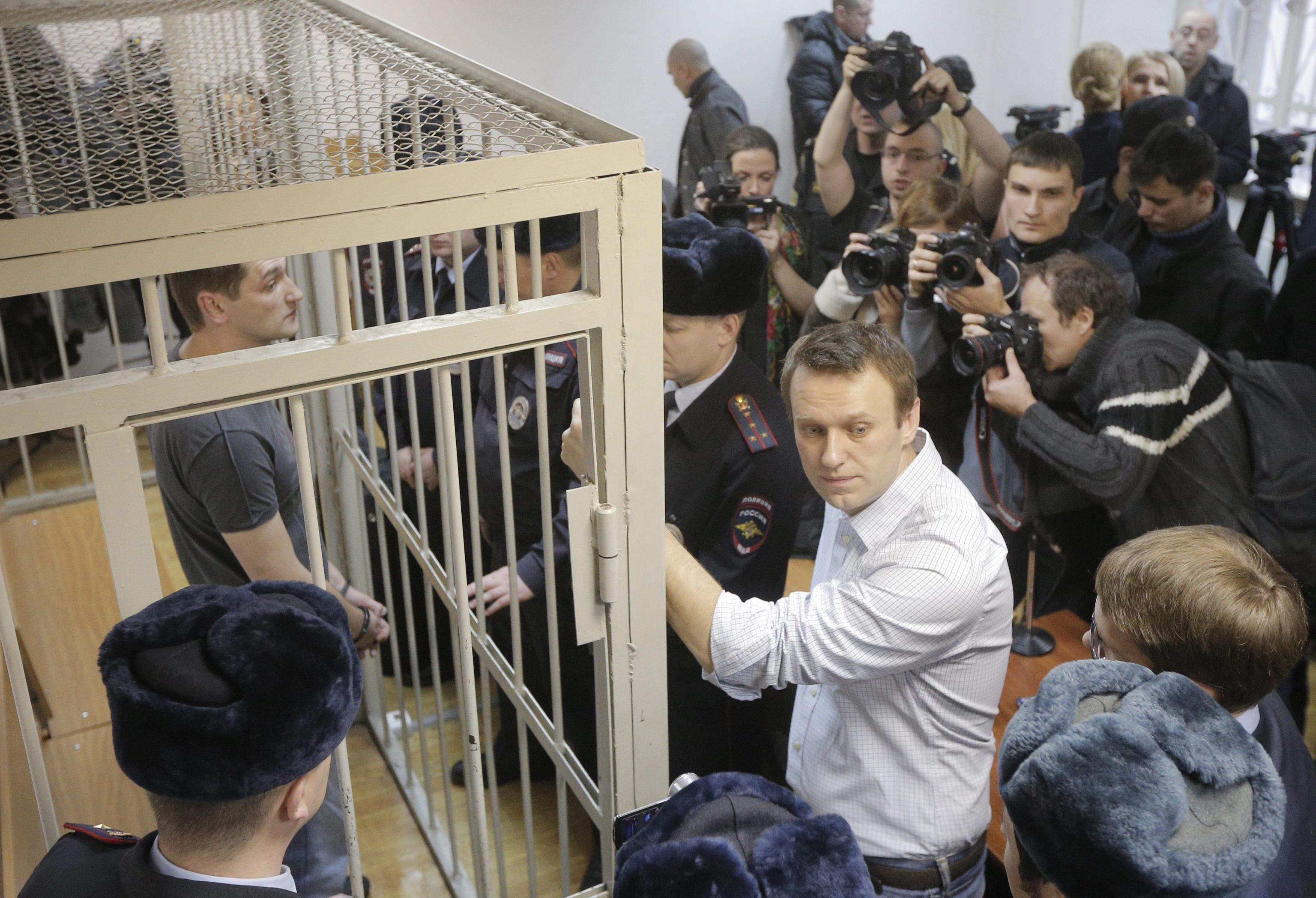 Насколько посадили. Навальный на суде в колонии. Одежда подсудимых. Навального посадили.