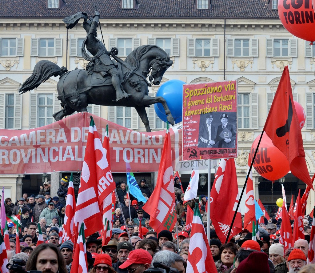 In piazza la sinistra-trash tra bare, “mostri” e rinoceronti (gallery)