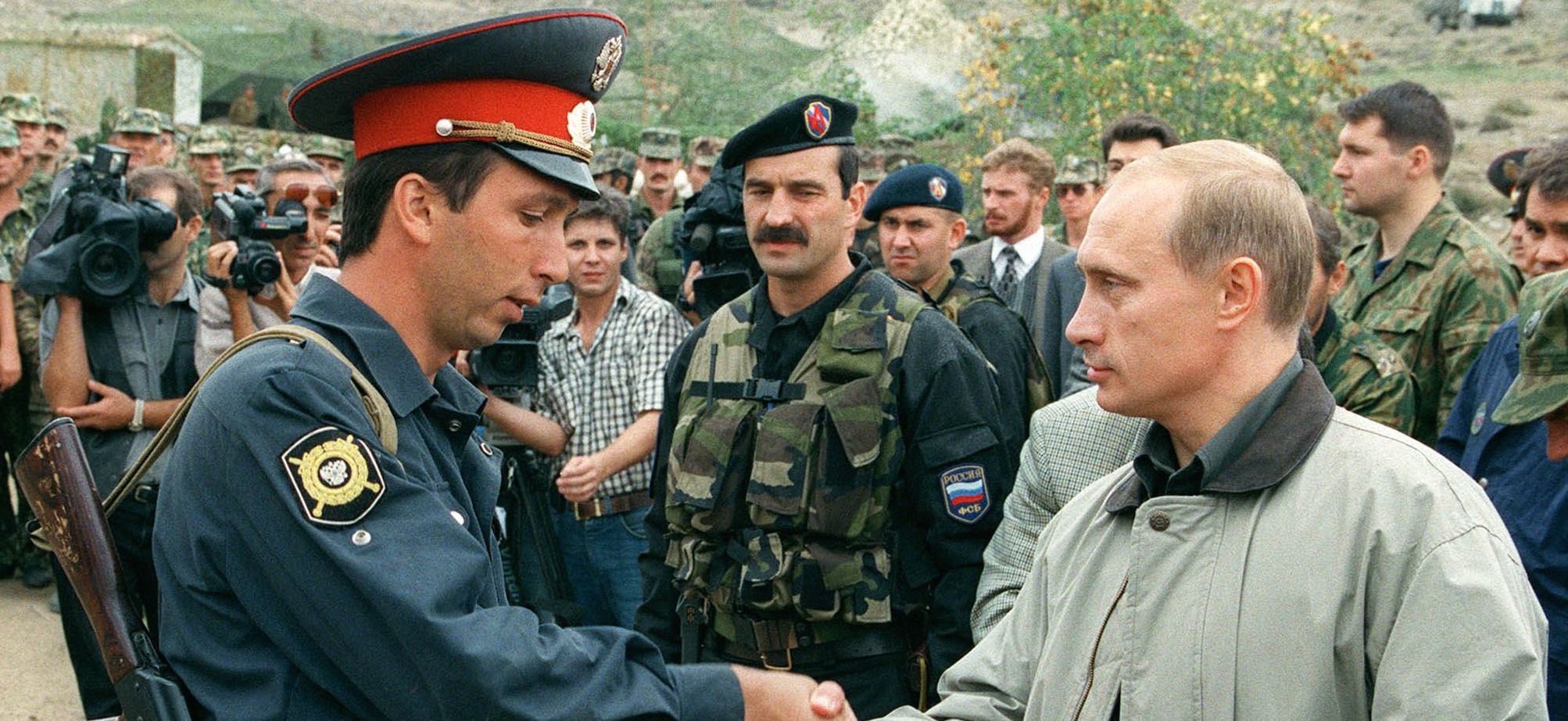 Vladimir Putin visita le truppe in Daghestan