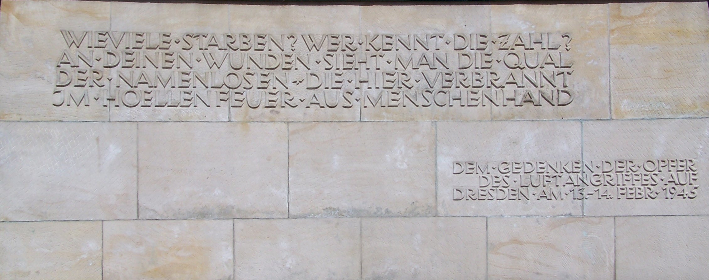 Il memoriale al cimitero di Dresda
