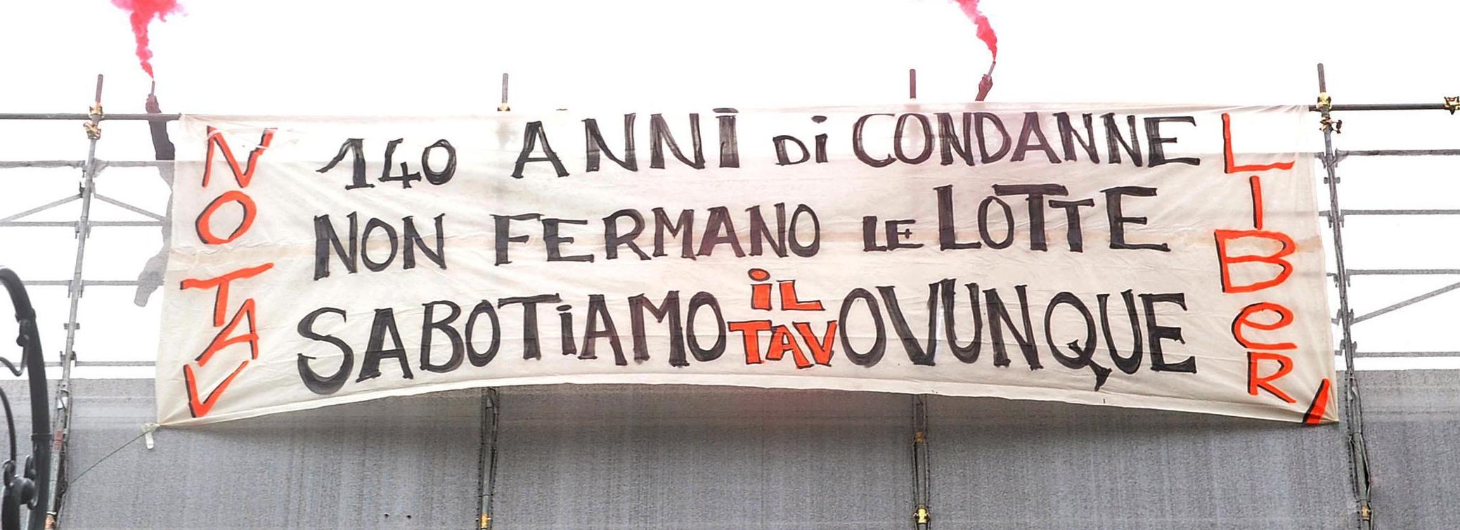 Striscione esposto dai No Tav