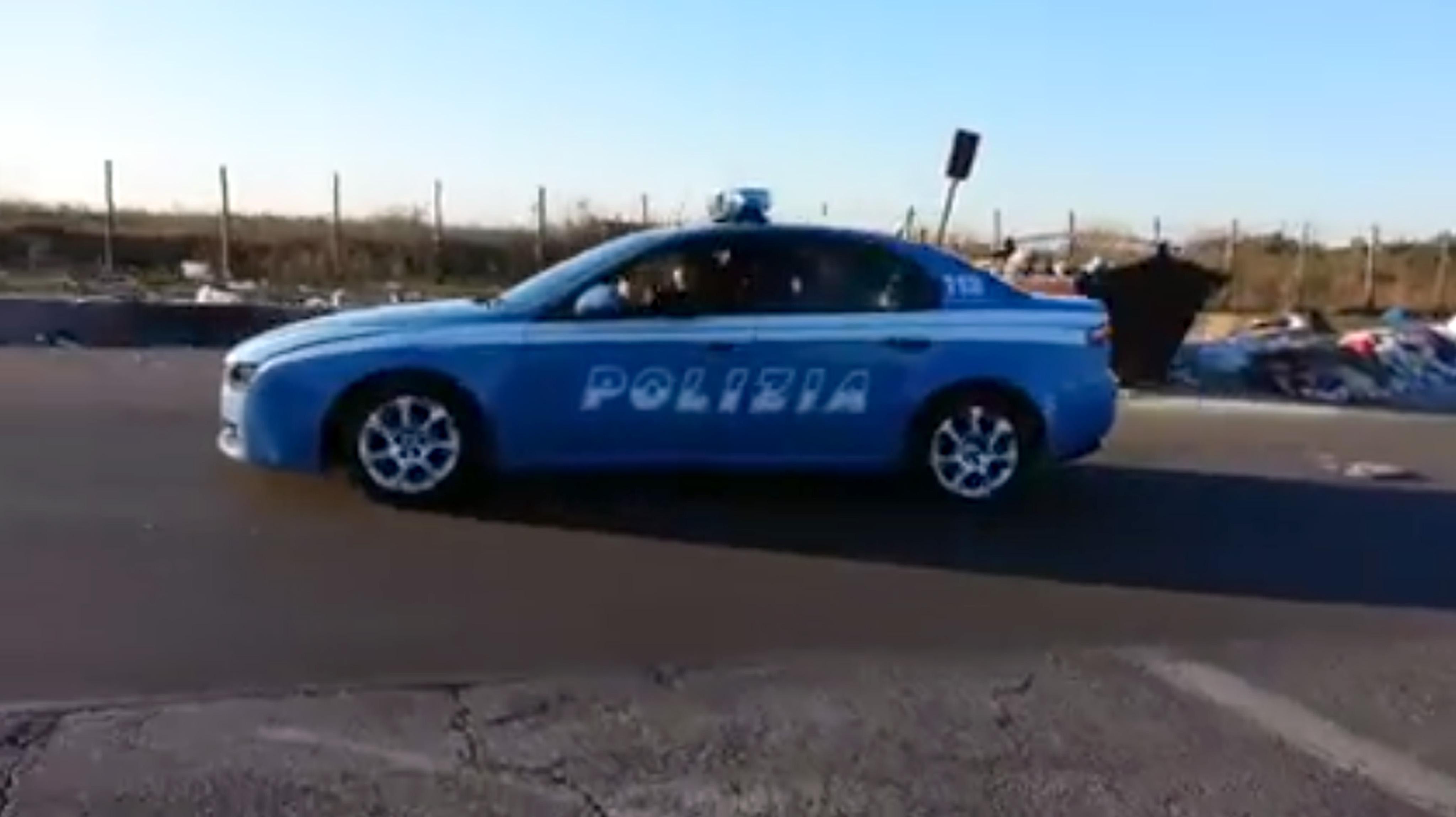 macchine della polizia italiana