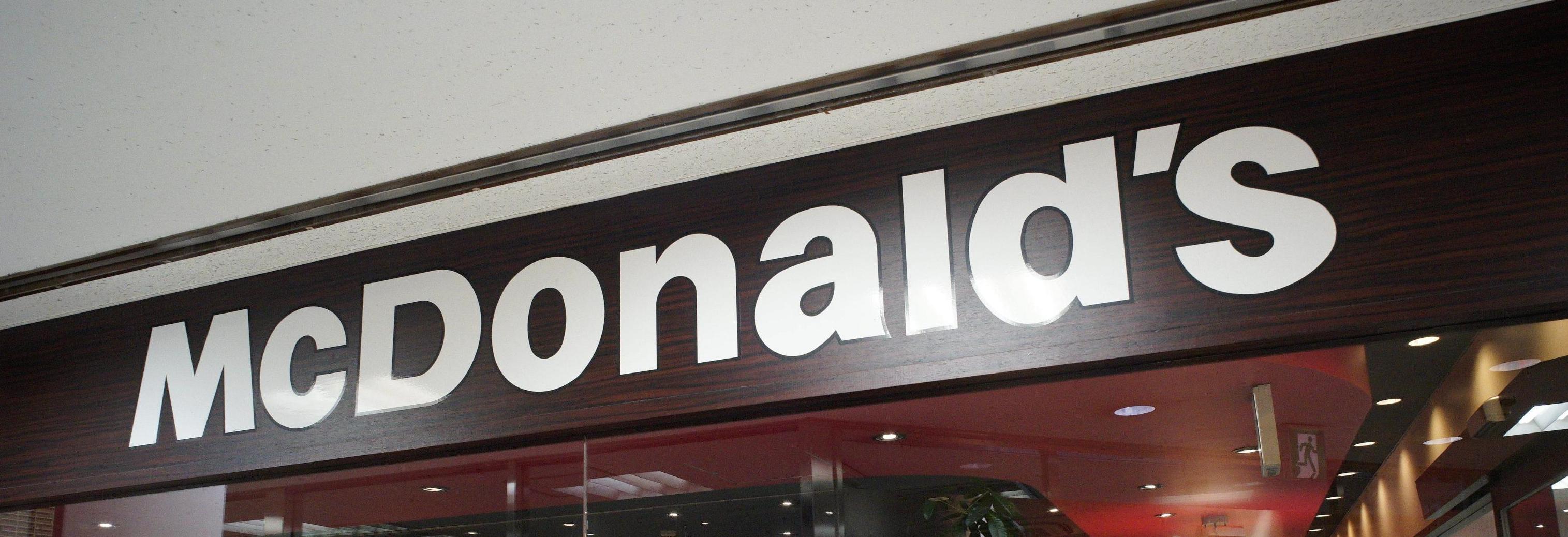 Una vetrina di McDonald's