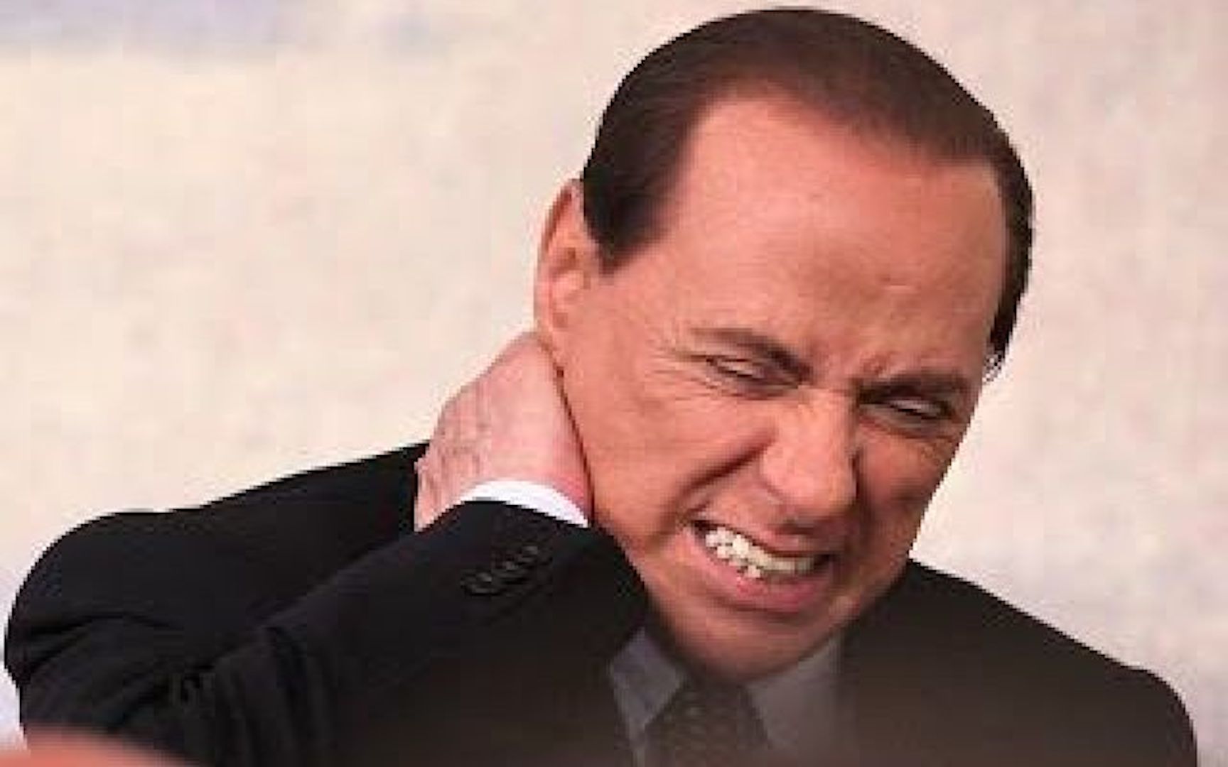 Alopecia femminile Stampelle, cerotti, tutori, occhiali: tutti i malanni di Berlusconi
