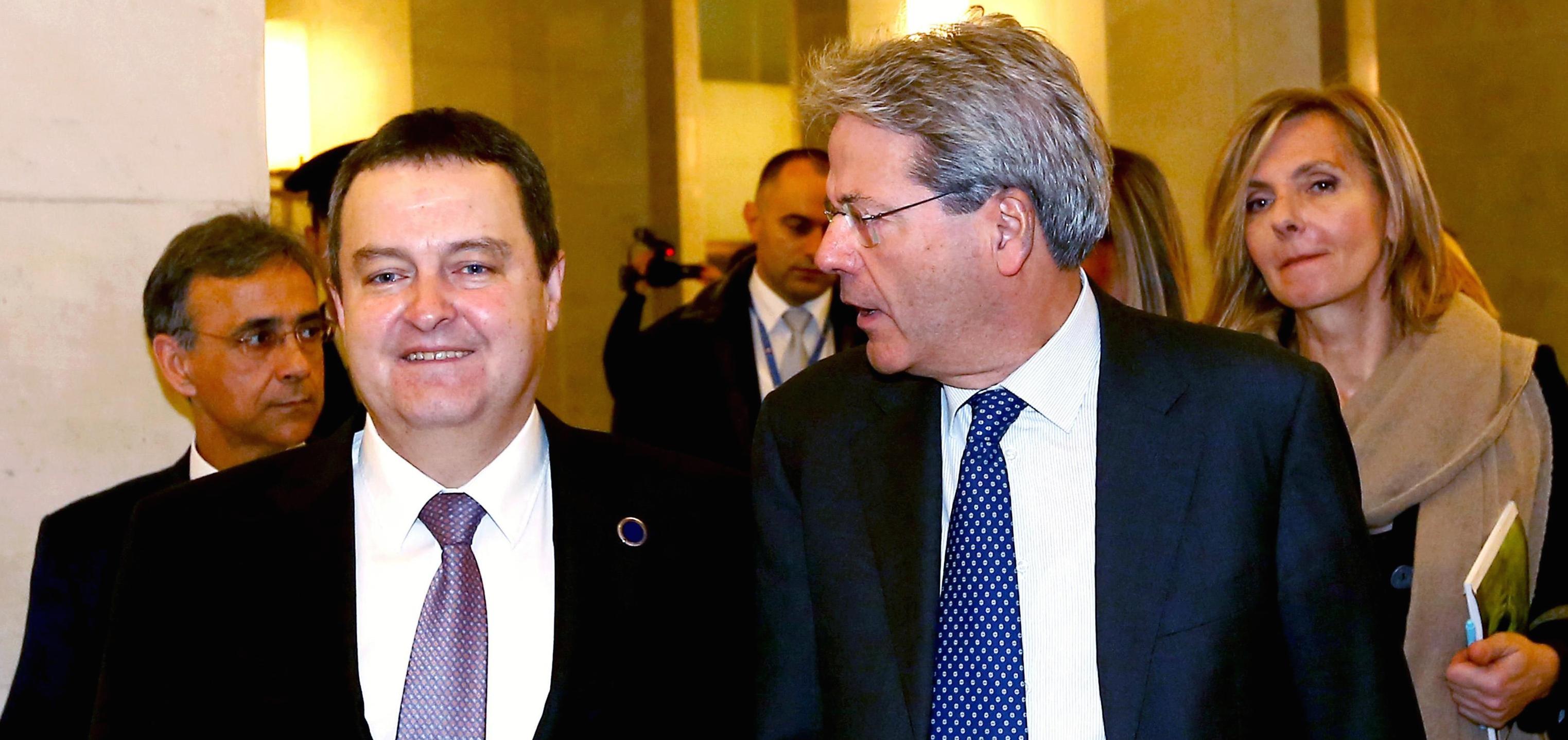 Paolo Gentiloni col suo omologo serbo Ivica Dacic