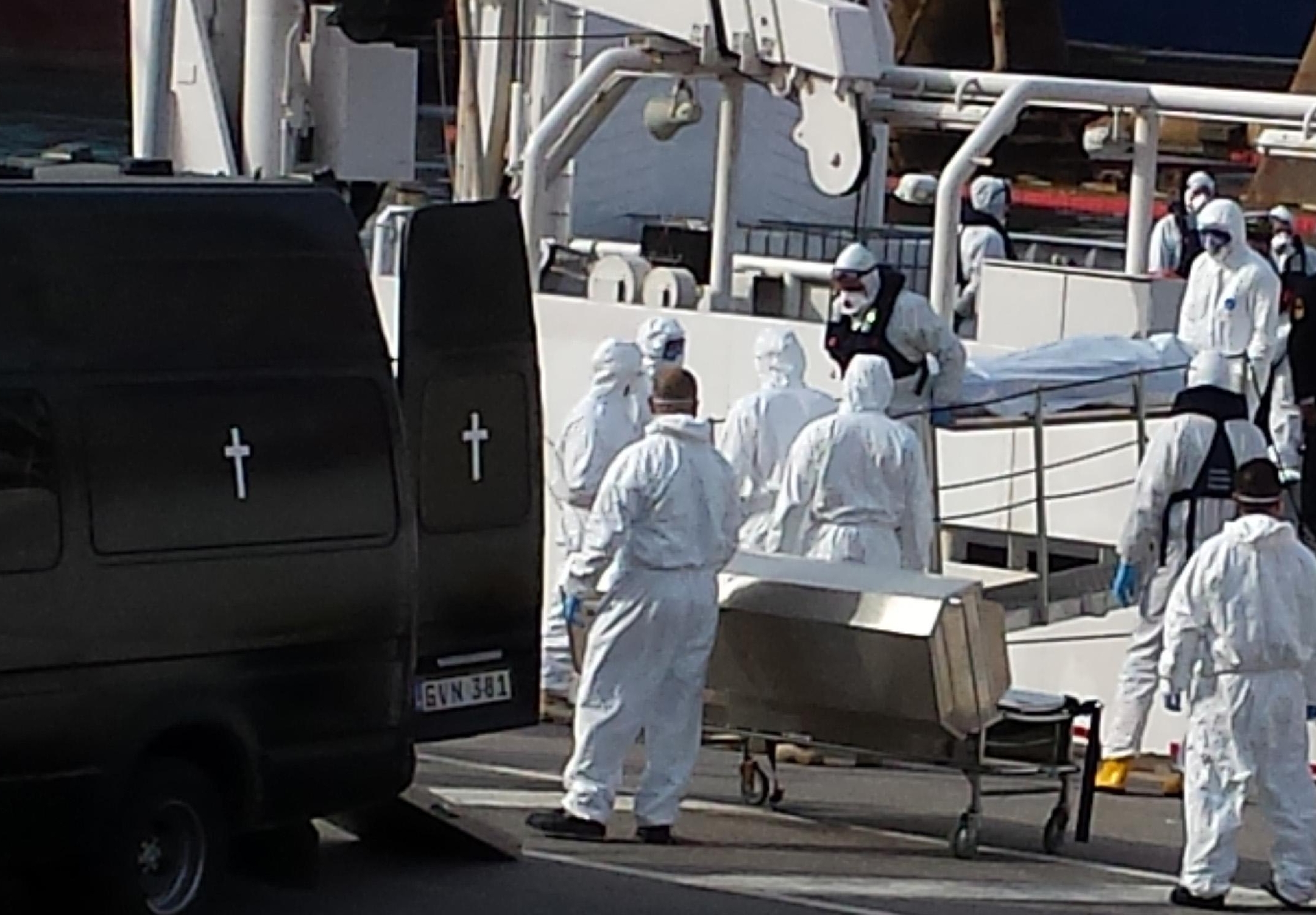 “Erano aggrappati ai morti”: così i soccorritori hanno trovato i naufraghi “Erano aggrappati ai morti”: così i soccorritori hanno trovato i naufraghi
