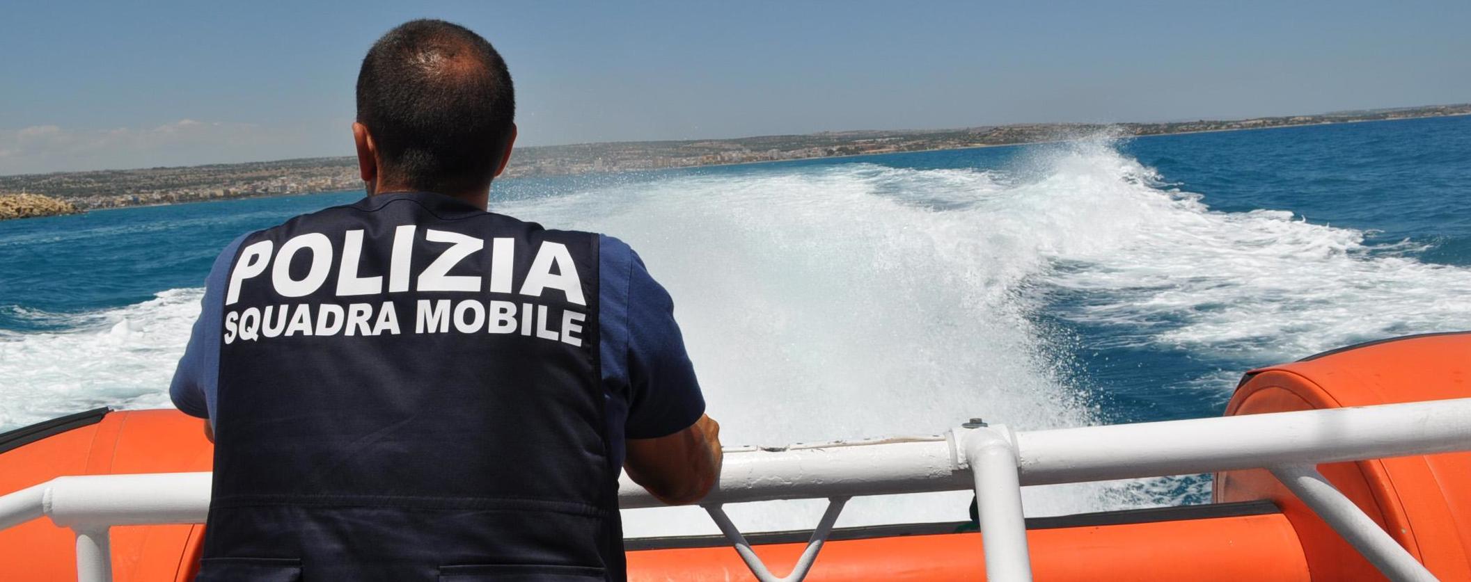 Polizia di pattuglia sul mare