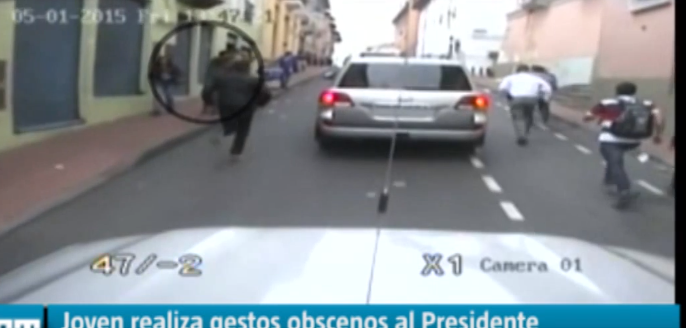 Ecuador: fa un gestaccio al presidente che scende dall’auto e lo fa arrestare (VIDEO)