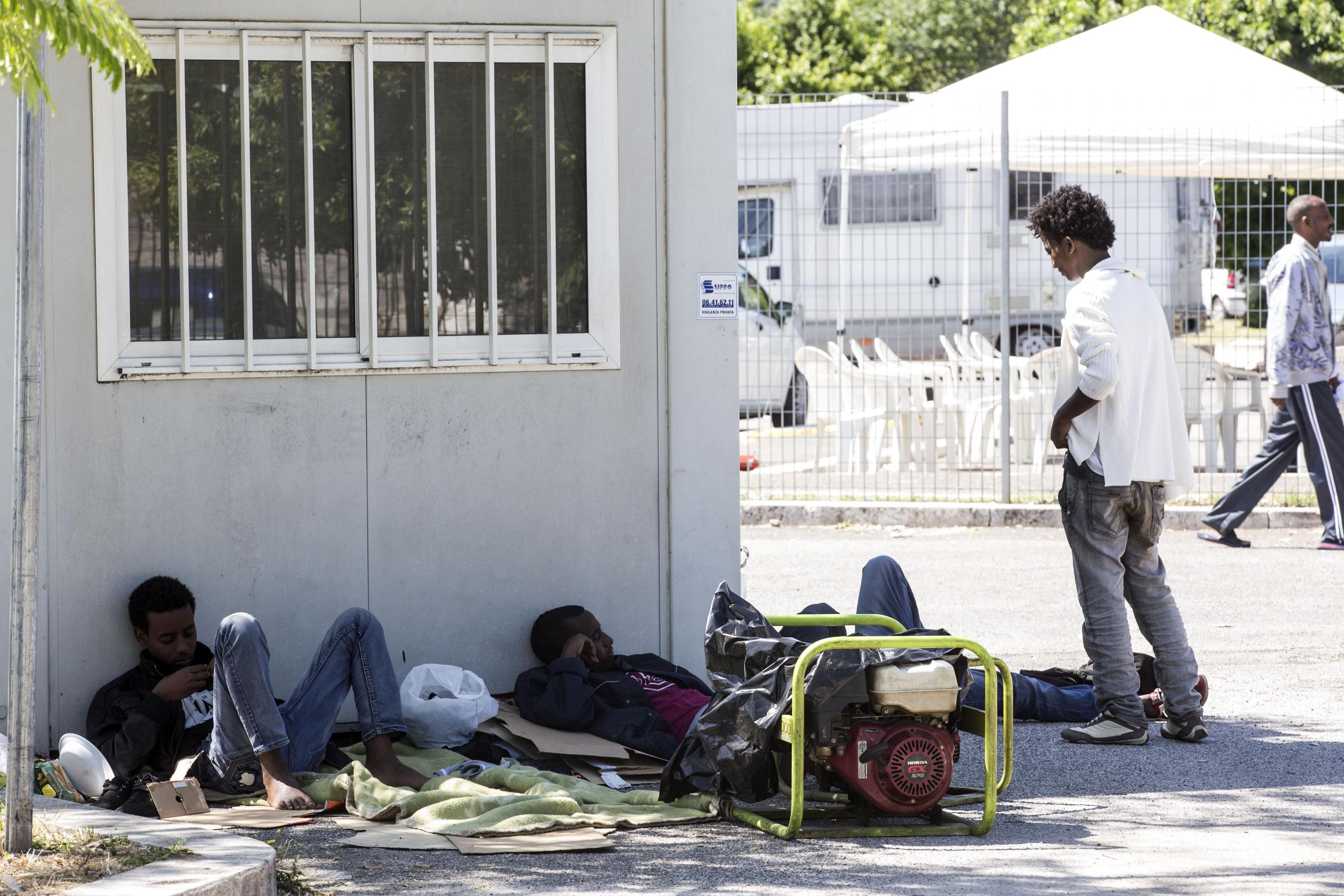 Sgombero insediamento abusivo a Roma, ferita vigilessa