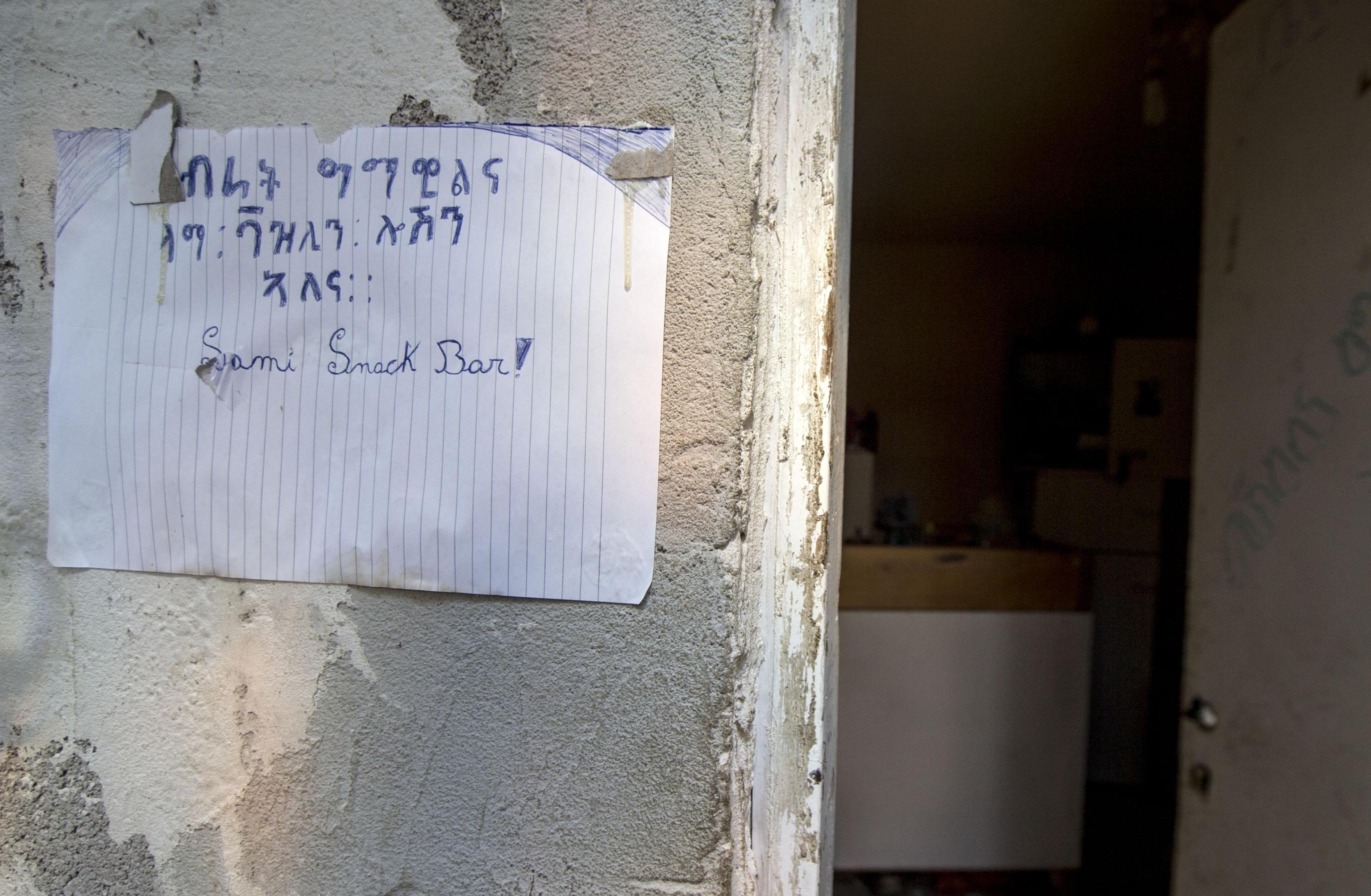 Sgombero insediamento abusivo a Roma, ferita vigilessa