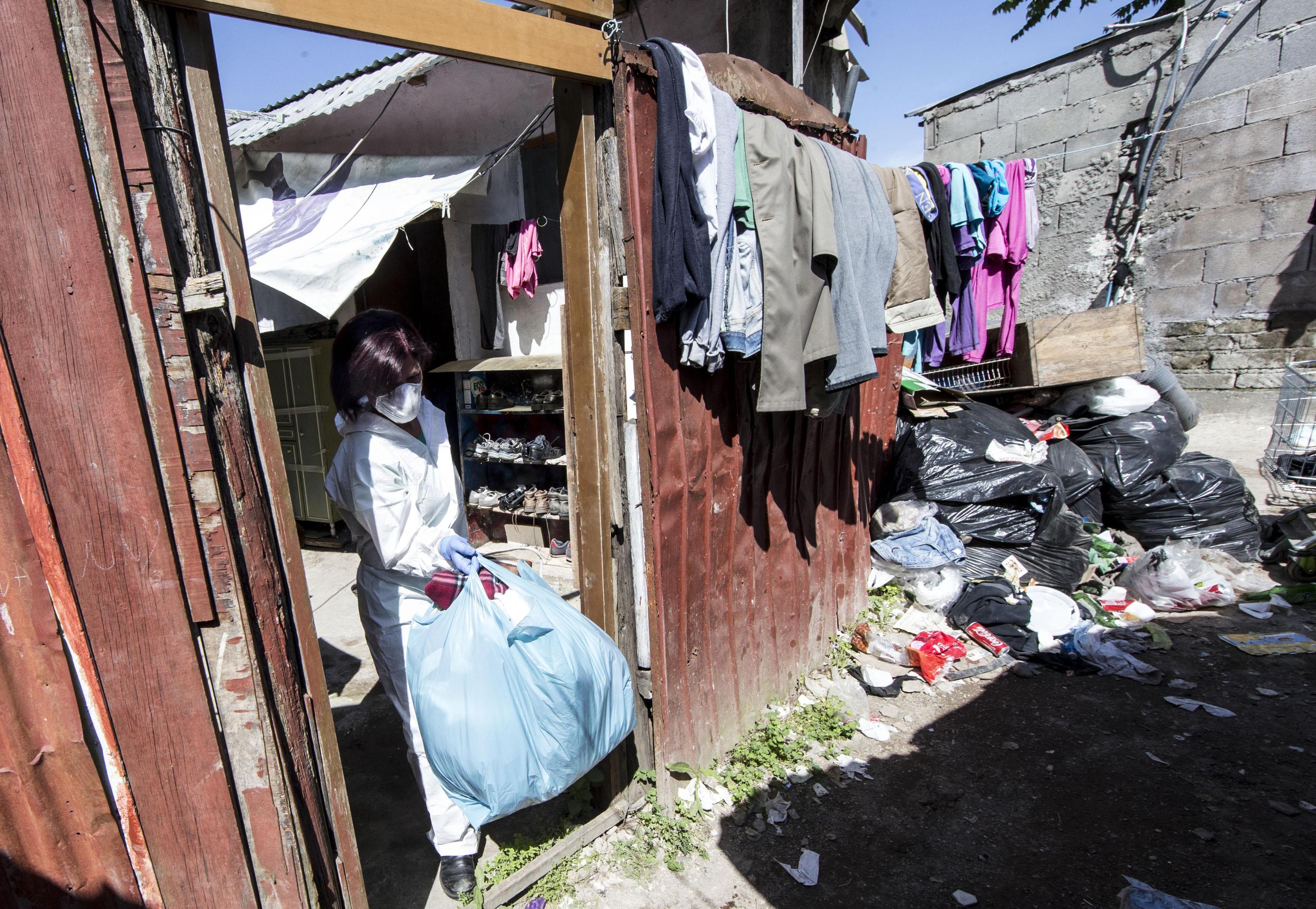 Sgombero insediamento abusivo a Roma, ferita vigilessa
