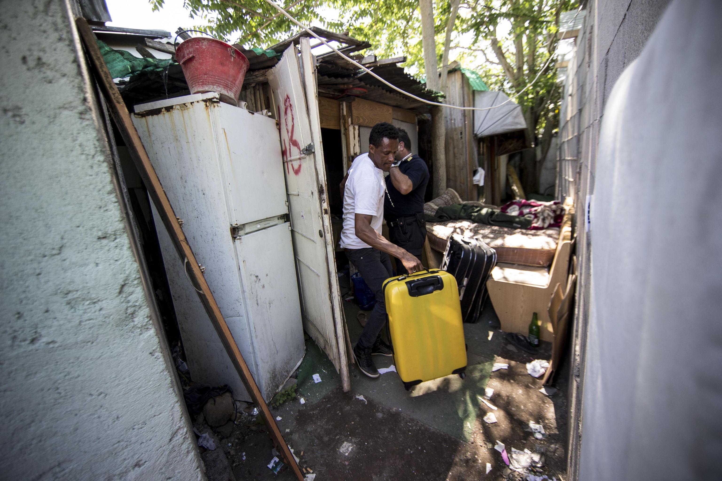 Sgombero insediamento abusivo a Roma, ferita vigilessa
