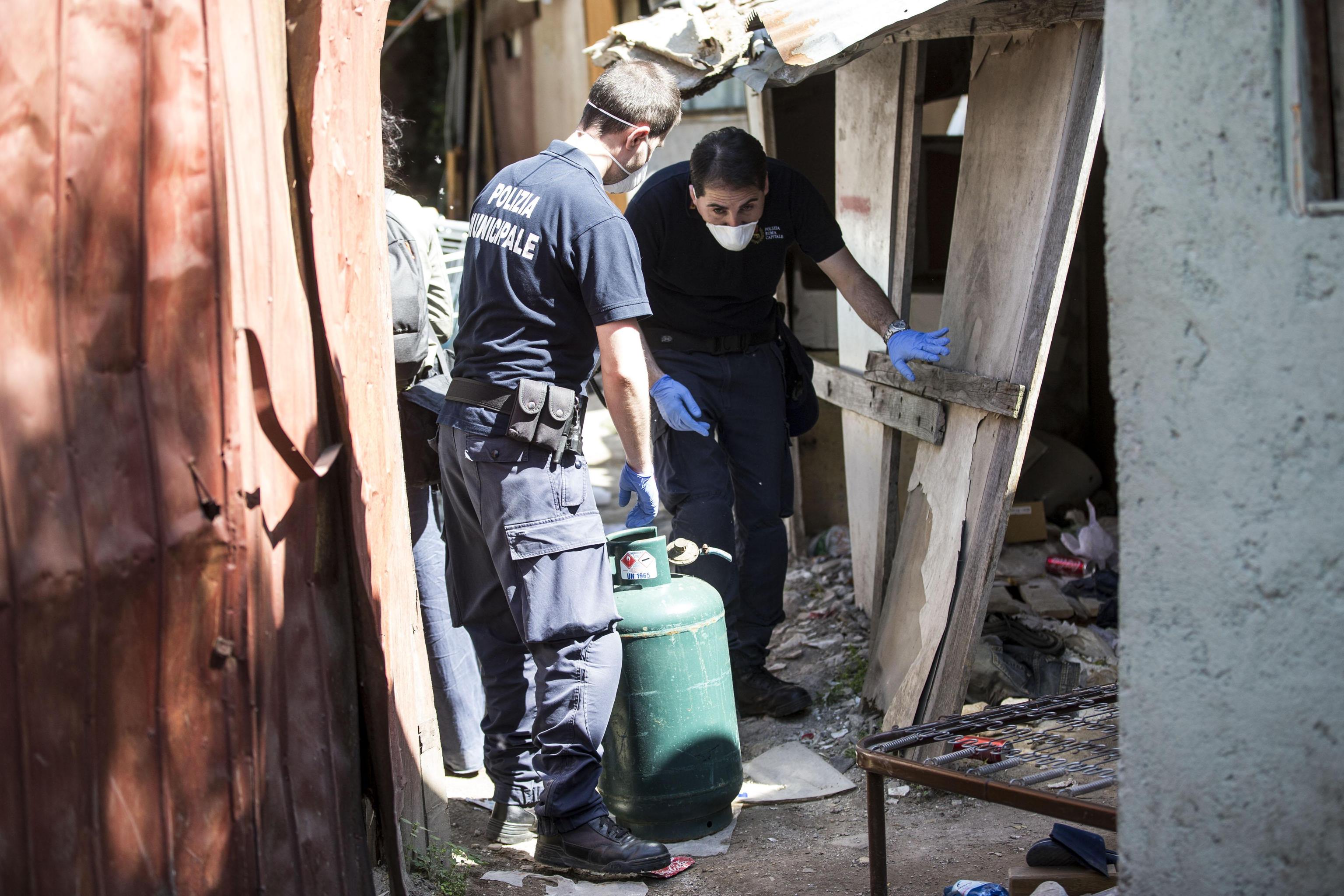 Sgombero insediamento abusivo a Roma, ferita vigilessa