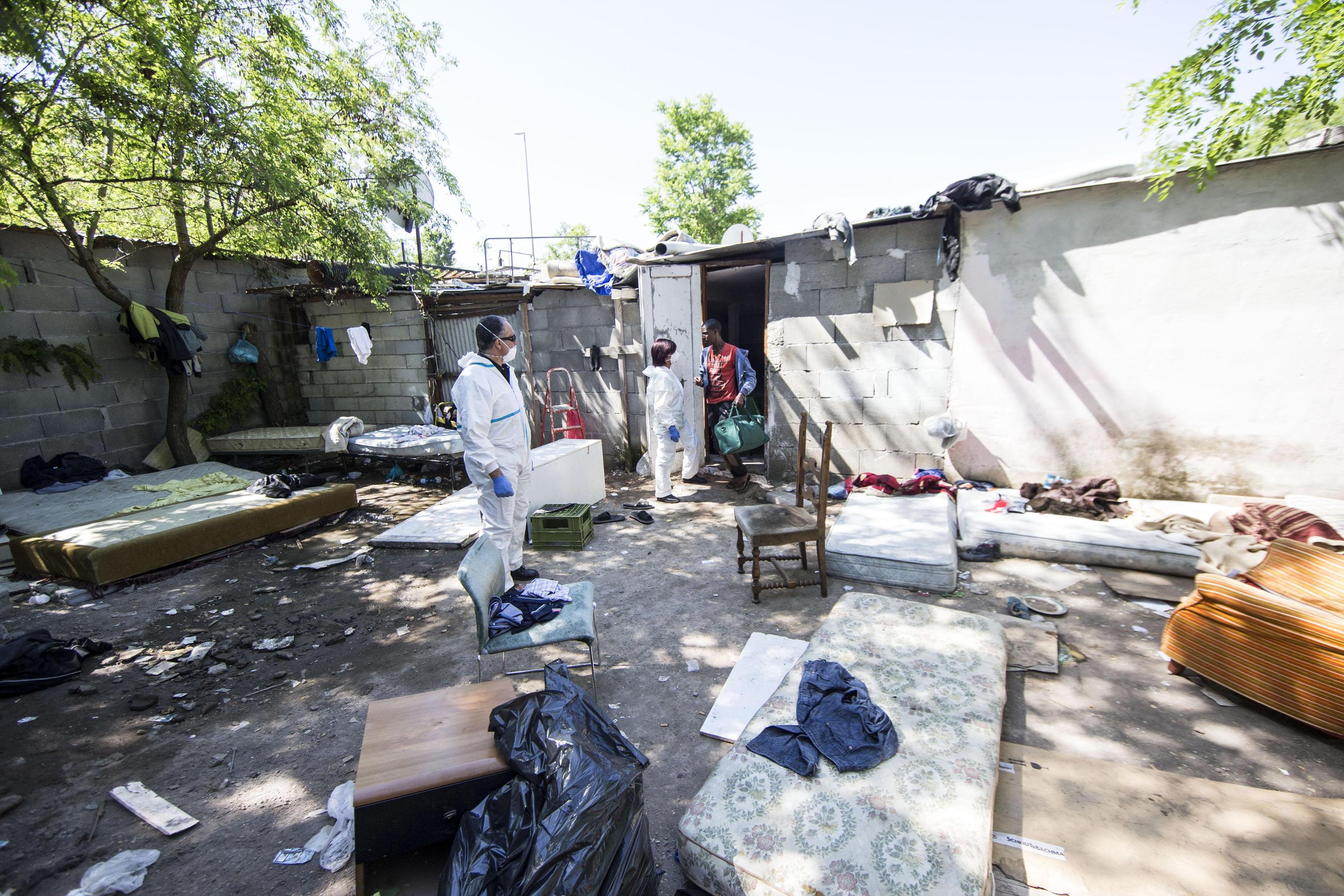 Sgombero insediamento abusivo a Roma, ferita vigilessa
