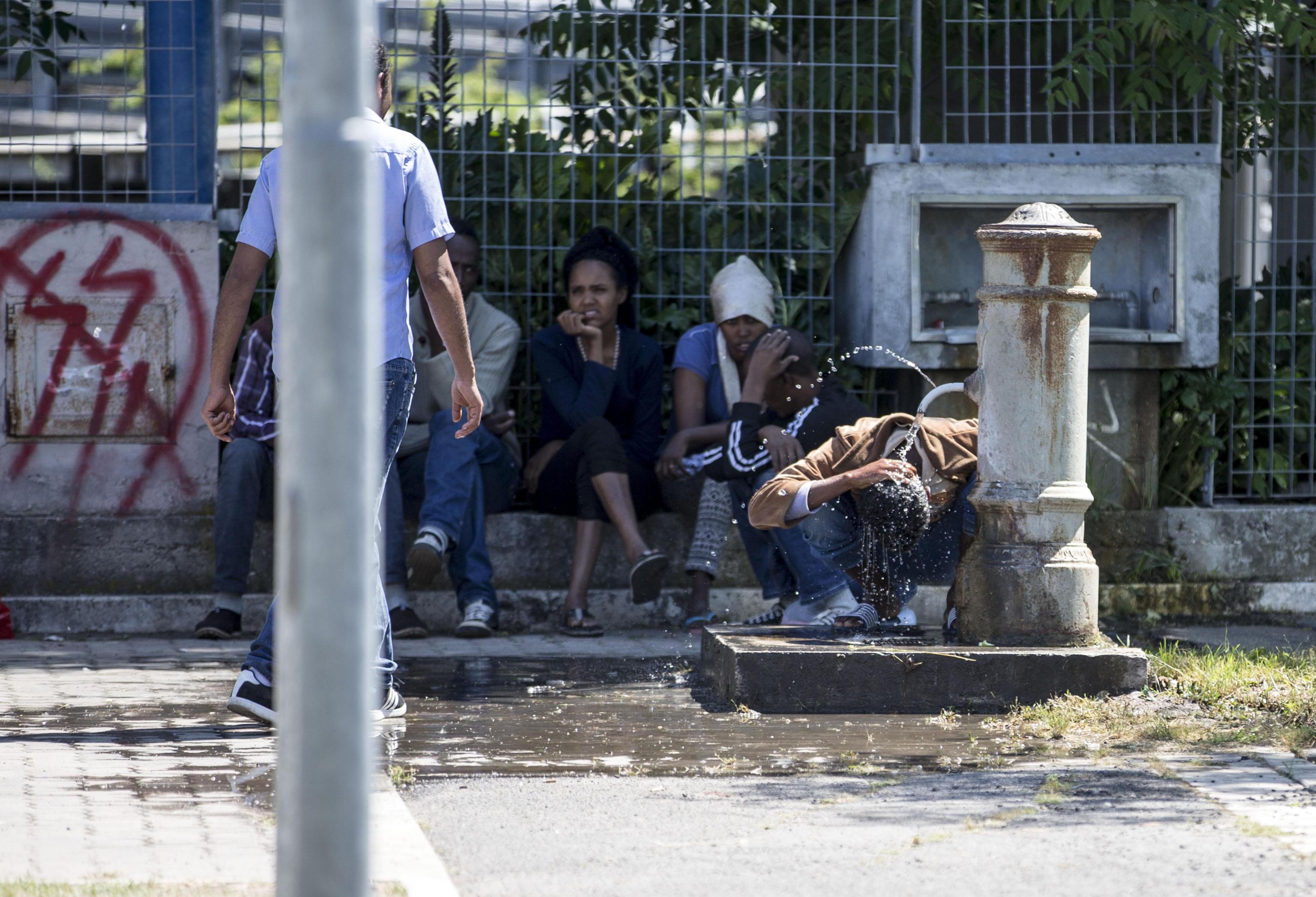 Sgombero insediamento abusivo a Roma, ferita vigilessa