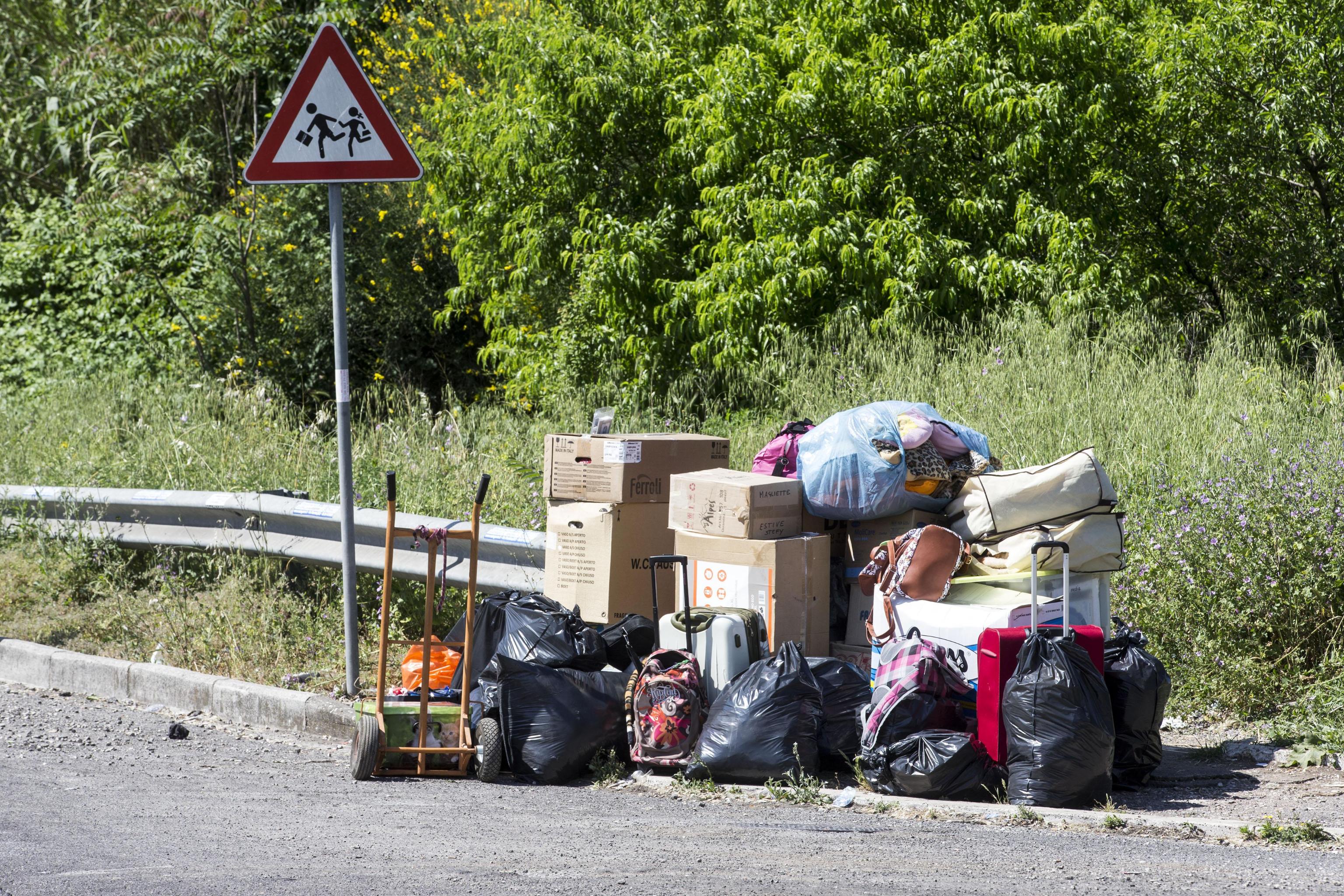 Sgombero insediamento abusivo a Roma, ferita vigilessa