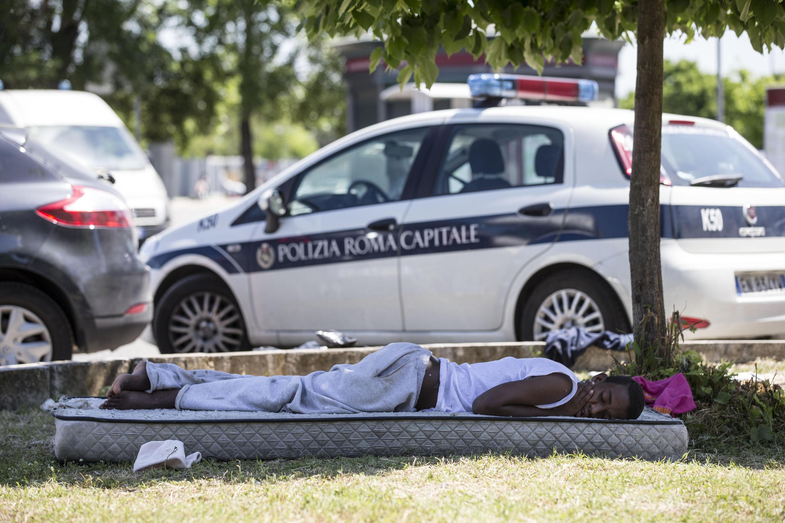 Sgombero insediamento abusivo a Roma, ferita vigilessa