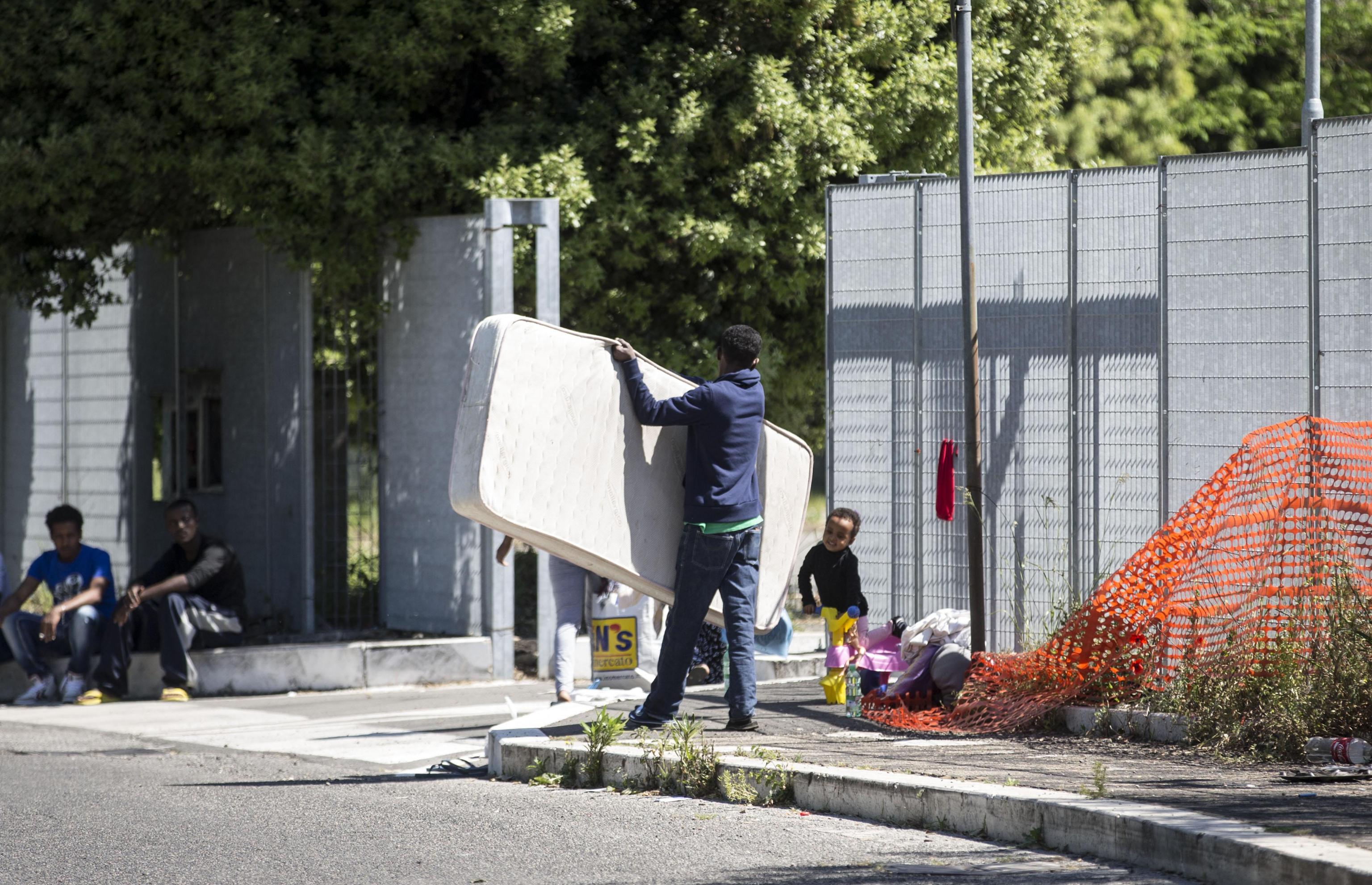 Sgombero insediamento abusivo a Roma, ferita vigilessa