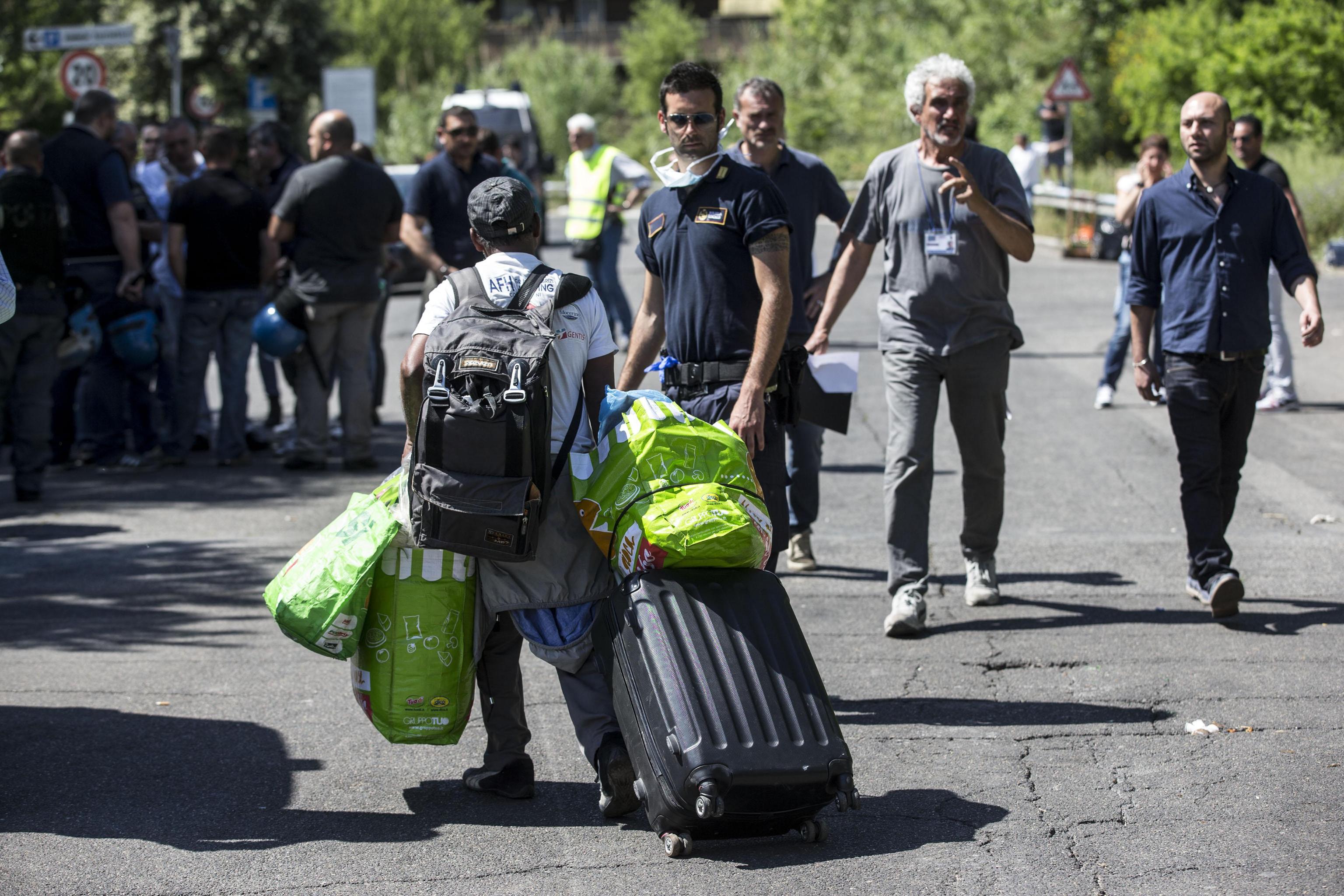 Sgombero insediamento abusivo a Roma, ferita vigilessa