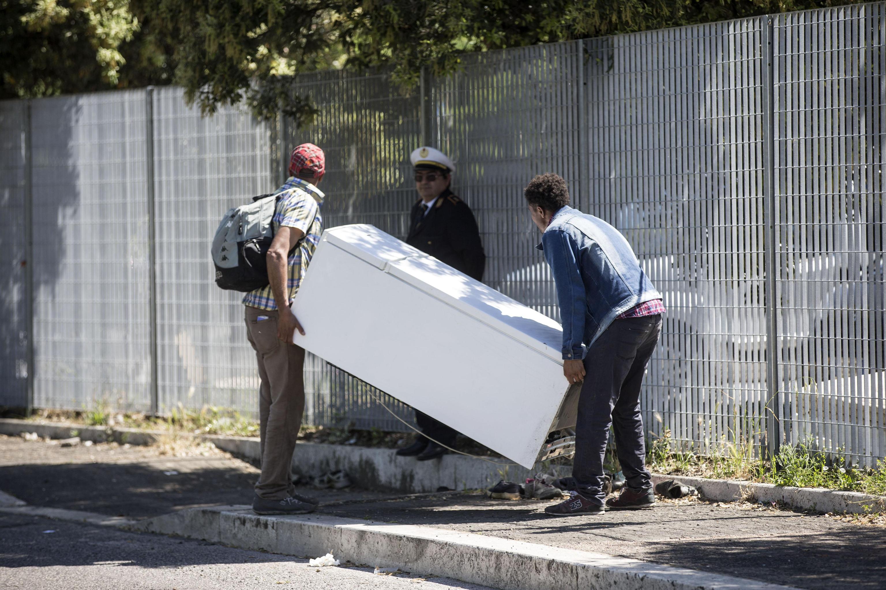 Sgombero insediamento abusivo a Roma, ferita vigilessa
