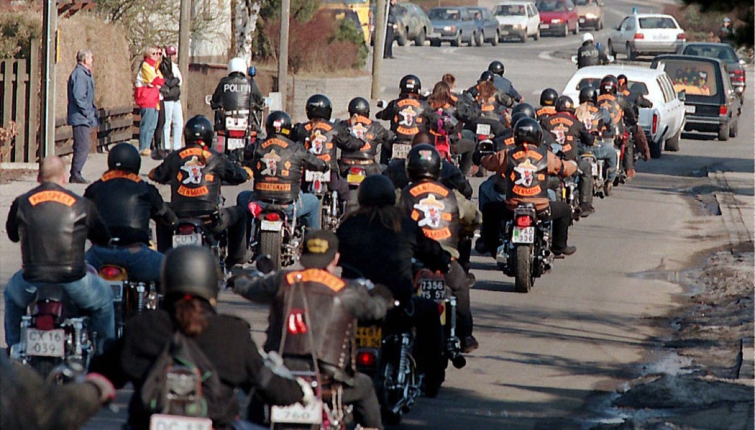 Bikers seguono i corteo funebre di un membro della banda