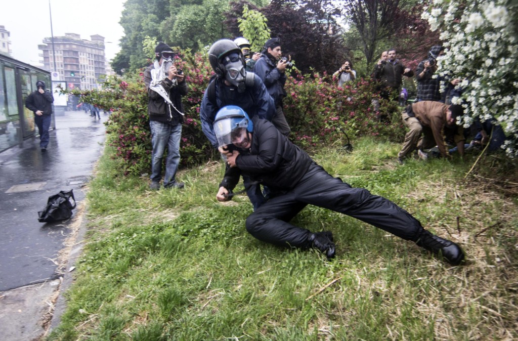 Black bloc, i soliti vigliacchi: provocano, colpiscono e scappano. Le foto-choc