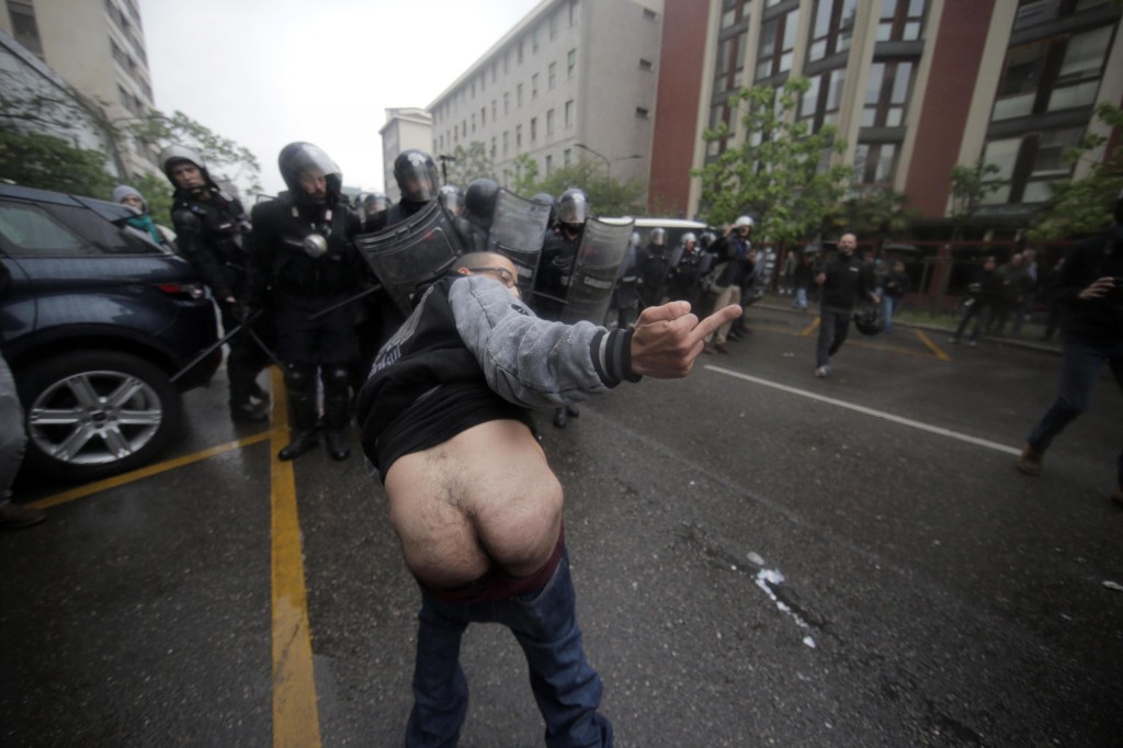 Black bloc, i soliti vigliacchi: provocano, colpiscono e scappano. Le foto-choc